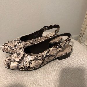 NWT Clark’s Collection taupe snake slingback shoe with adjustable strap 8M